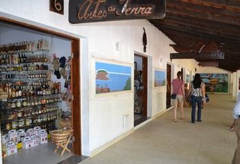 Corredor de lojas da Central de Artesanato Mestre Dezinho em Teresina - PI.