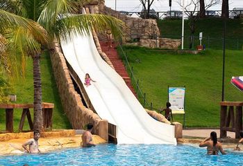 Escorregadores do Hot Planet Thermas Park de Araçatuba - SP.