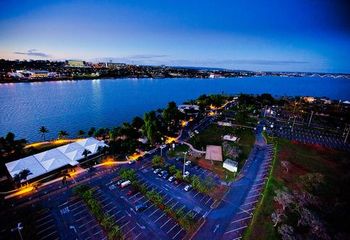 Vista ao anoitecer do Pontão do Lago Sul em Brasília - DF.