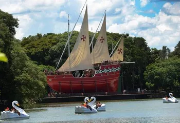 Lagoa do Taquaral com réplica de caravela ao fundo em Campinas - SP.