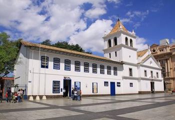 Vista da Igreja São José de Anchieta no Pátio do Colégio em São Paulo - SP. 