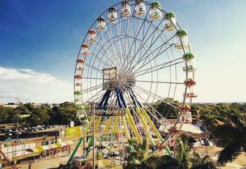 Vista aérea da roda-gigante do Parque de Diversões Nova Nicolândia em Brasília - DF.