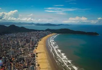 Vista panorâmica da Praia da Guilhermina na cidade de Praia Grande - SP.