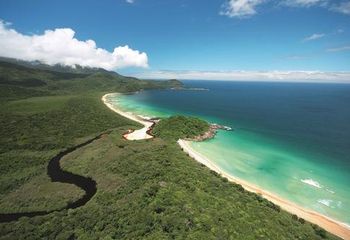 Vista para o mar em tons de verde e azul das Praias do Sul e Leste no Parque Estadual de Ilha Grande em Angra dos Reis - RJ.