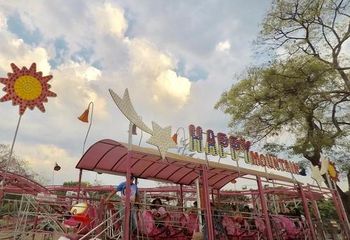 Dia nublado no Parque de Diversões Nova Nicolândia em Brasília - DF. 