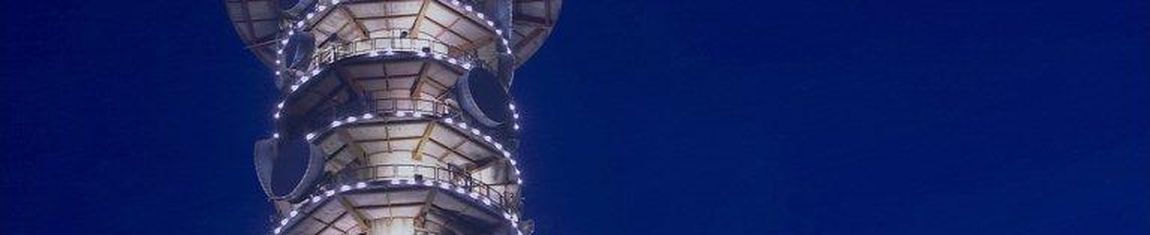 Vista noturna da Torre Panorâmica iluminada em Curitiba - PR.