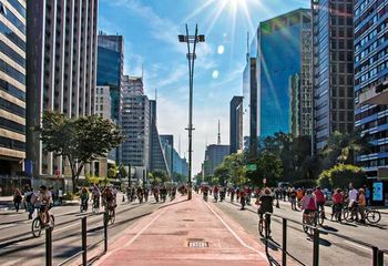 Passeio de bicicleta pela Avenida Paulista aos finais de semana. 
