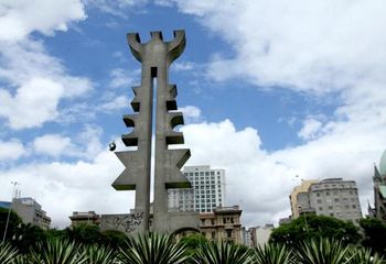 Obra do Emblema de São Paulo na Praça da Sé. 