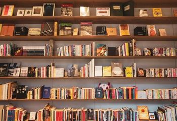 Livros na biblioteca da Japan House em São Paulo - SP.