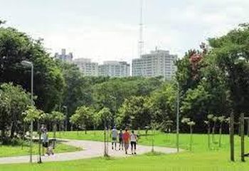 Ciclovias e pistas de caminhada no Parque Villa-Lobos em São Paulo - SP. 