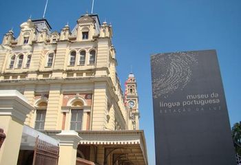 Fachada do Museu da Língua Portuguesa em São Paulo - SP.