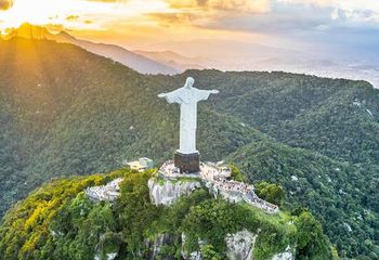 Morro do Corcovado ao nascer do sol no Rio de Janeiro - RJ.