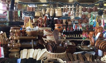 Produtos expostos em um centro de artesanato.