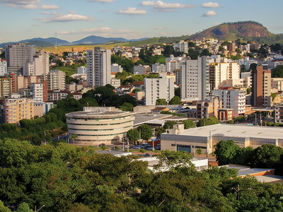 Vista de Muriaé - MG com destaque para o Cristo Redentor da cidade.