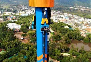Big Tower é uma das atrações radicais do Beto Carrero World na cidade de Penha - SC.