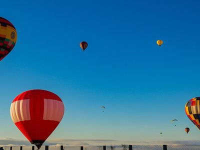 No céu de Boituva - SP no interior paulista, a prática de balonismo e paraquedismo são as atividades preferidas dos turistas.