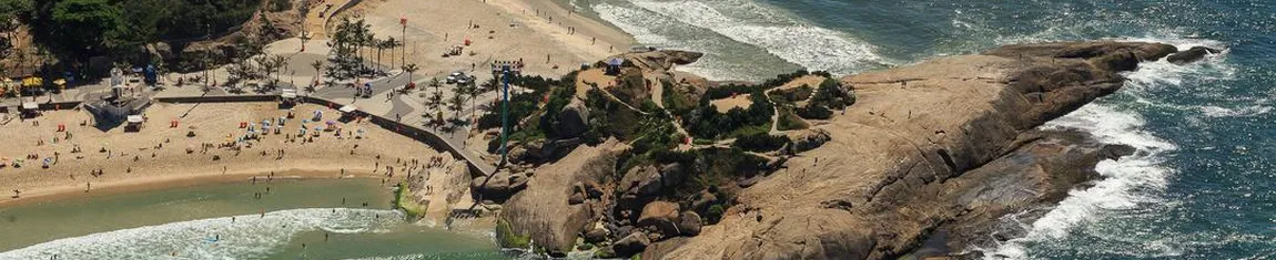 Vista aérea da Pedra do Arpoador no Rio de Janeiro - RJ.