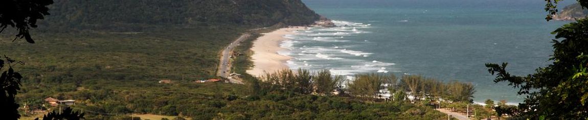 Panorama geral da Praia de Grumari no Rio de Janeiro - RJ.