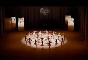 Dança de balé em um dos auditórios do Teatro Guaíra, localizado na cidade de Curitiba - PR. 