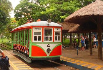 Passeio de bondinho no Parque do Taquaral em Campinas - SP.
