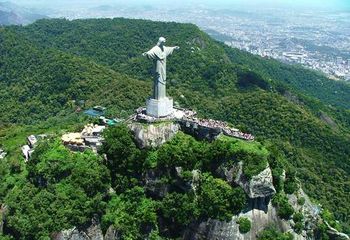 O Cristo Redentor está localizado em cima do Corcovado, no Parque Nacional da Tijuca - RJ. 