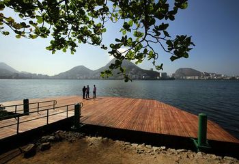 Deque na Lagoa Rodrigo de Freitas - RJ. 