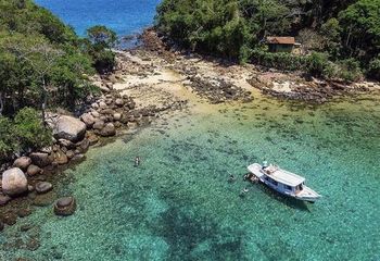 Águas cristalinas da Lagoa Verde no Parque Estadual de Ilha Grande em Angra dos Reis - RJ.