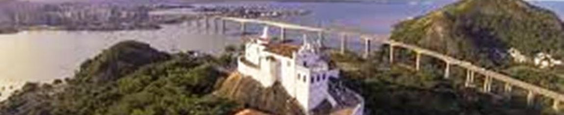 Vista aérea do Convento da Penha em Vila Velha - ES, um dos santuários religiosos mais antigos do país.