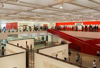 Interior do Museu de Arte de São Paulo - MASP em dia de exposição.