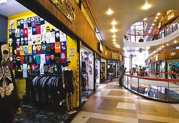 Lojas temáticas de rock'n roll na Galeria do Rock. 