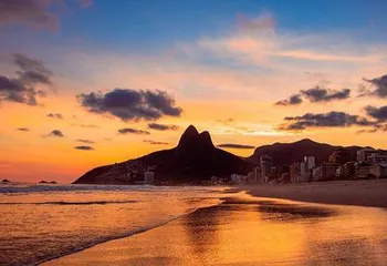 Morro Dois Irmãos visto a partir da Praia de Ipanema no Rio de Janeiro - RJ. 