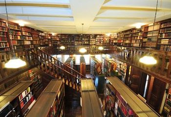 Biblioteca mais antiga de São Paulo - SP está no Mosteiro de São Bento. 