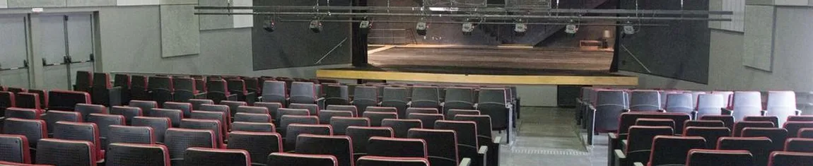 Vista da plateia para o palco do Teatro Arthur Azevedo, na Mooca em São Paulo - SP.