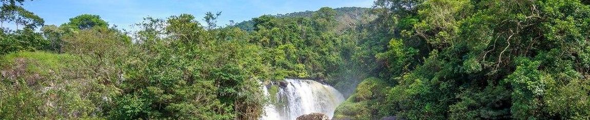 Vista panorâmica para a Cachoeira Véu das Noivas em Poços de Caldas - MG.