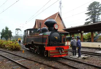 Pequena maria fumaça nos trilhos da Estação Emílio Ribas, em Campos do Jordão - SP.