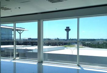 Área interna do Aeroporto Internacional de Viracopos em Campinas - SP com vista para a torre de controle.