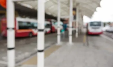Rodoviária coberta com ônibus em locais de embarque.