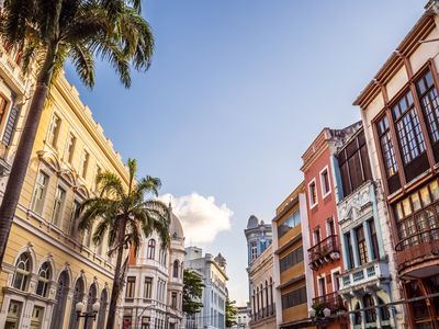 A barreira de recifes paralela à orla, que dá nome à cidade do Recife - SP, que impressionou até Charles Darwin.