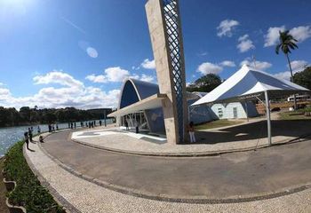 Vista panorâmica da Capela de São Francisco de Assis às margens da Lagoa da Pampulha - MG. 