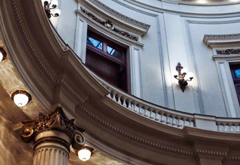 Estrutura neoclássica do Centro Cultural Banco do Brasil no Rio de Janeiro - RJ.