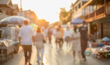 Movimento de pessoas em área urbana.
