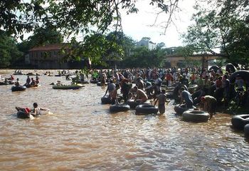 Turistas nadam em boia na praia de Cachoeira de Emas em Pirassununga - SP.