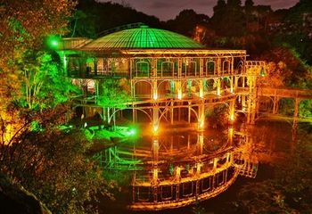 Vista noturna com Ópera de Arame iluminada em Curitiba - PR.