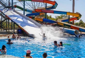 Tobogãs e piscina do Hot Planet Thermas Park em Araçatuba - SP.