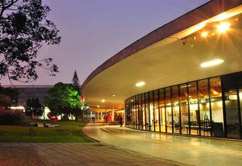 Visão noturna da entrada do Museu de Arte Moderna de São Paulo - SP.