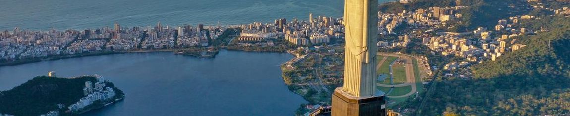Imagem aérea do Cristo Redentor, uma das sete maravilhas do mundo no Rio de Janeiro - RJ.