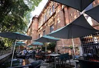 Restaurante Flor Café faz parte da Pinacoteca da Luz em São Paulo. 