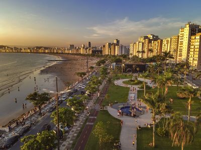Fotografia aérea de Santos - SP, importante cidade do litoral paulista.