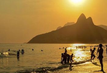 Pôr-do-sol no Arpoador com vista para o Morro Dois Irmãos. 