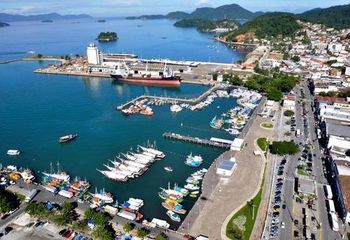 Imagem aérea do Cais Turístico de Santa Luzia em Angra dos Reis - RJ.